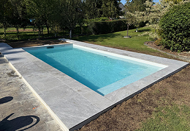 Piscine enterrée avec margelles en pierre à La Ferté-sous-Jouarre